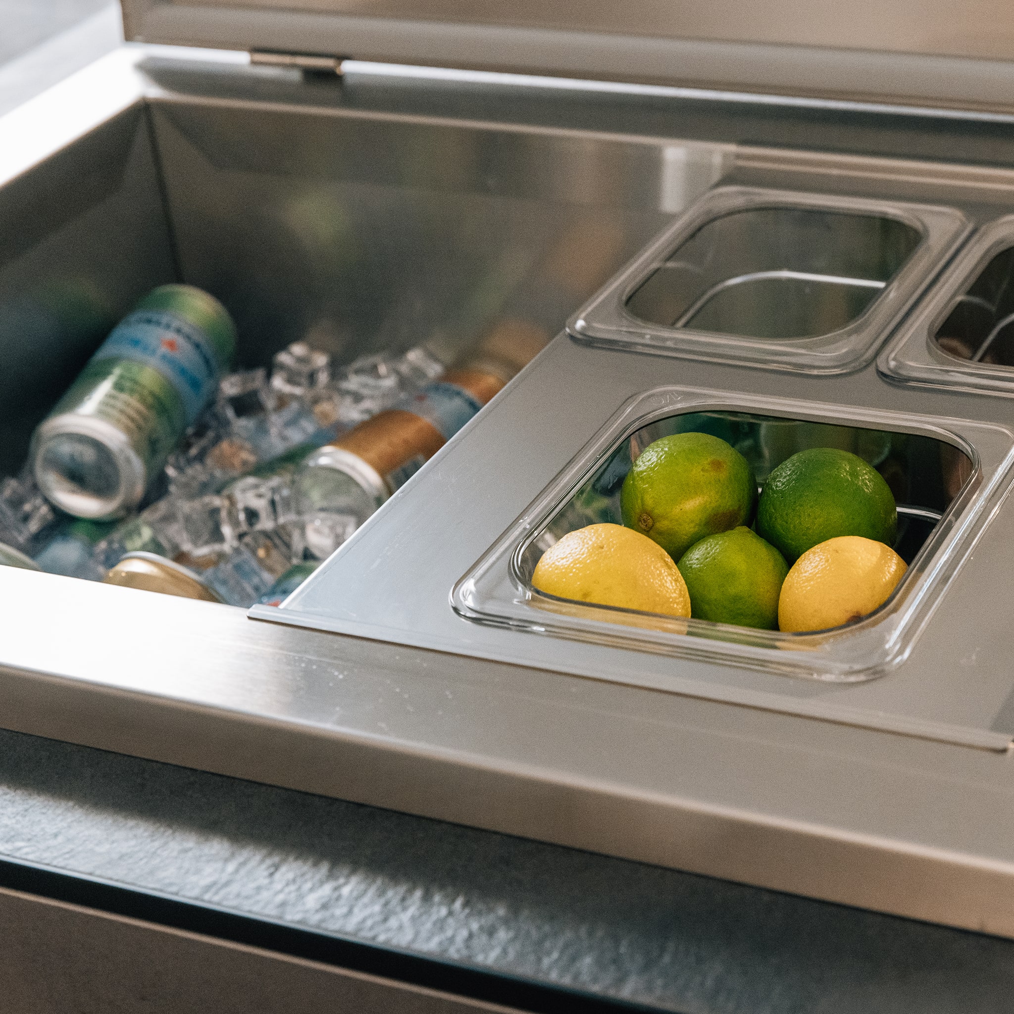 Summerset 28"x 21" Ice Chest - Image 4